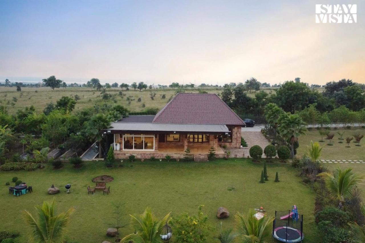 Stayvista'S Lakeside Whispers - Lake & Mountain-View Villa With Lawn & Indoor-Outdoor Games Nagpur Eksteriør bilde